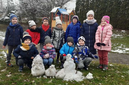 Pierwszy śnieg. Zabawy w ogrodzie – grupa V